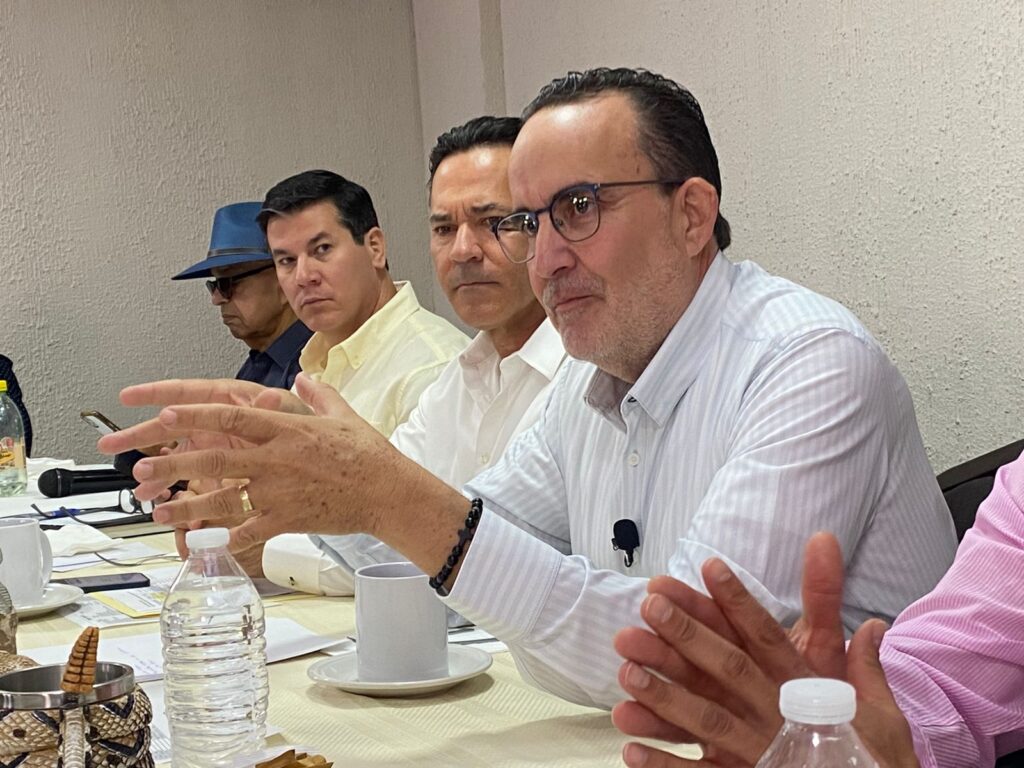 Mesa Cancún con Agustín Rodríguez Torres, Diputado Federal